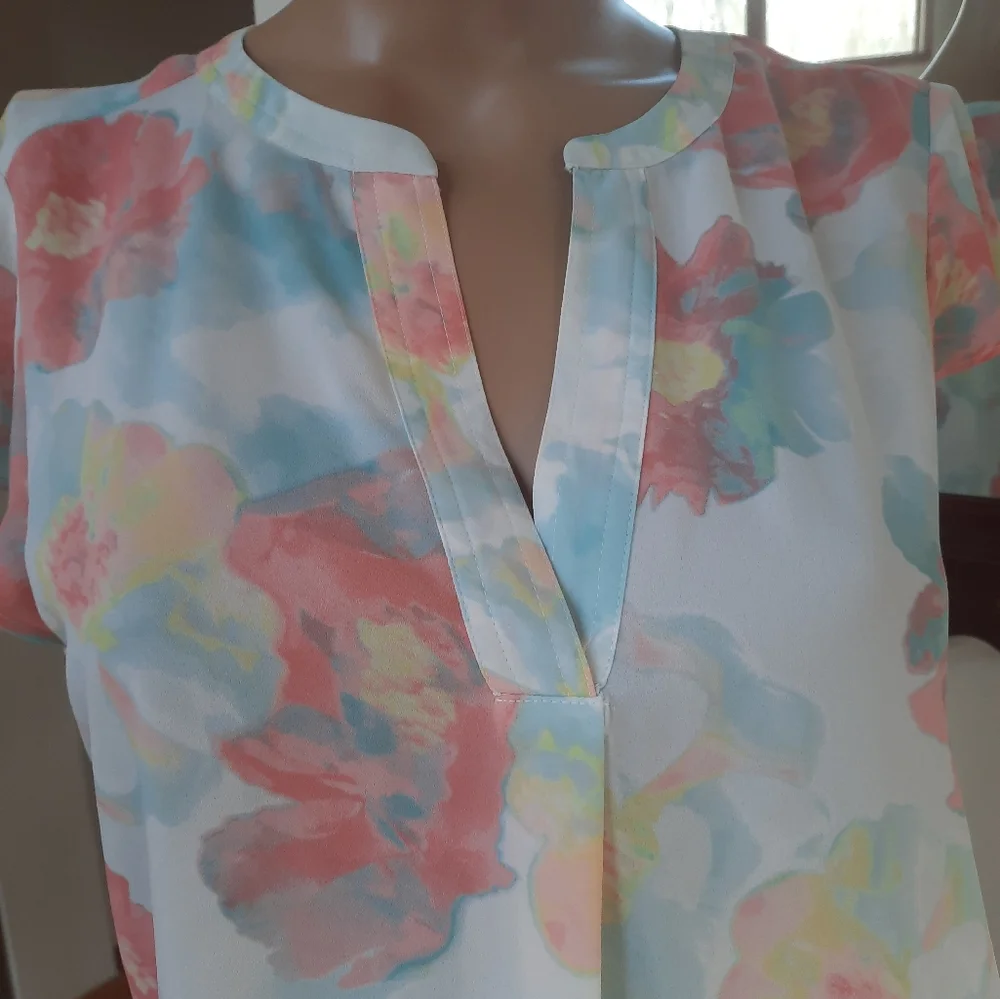 🏷SOLD. Calvin Klein. Medium  floral blouse. I ❤️ Bundles - Picture 6 of 6